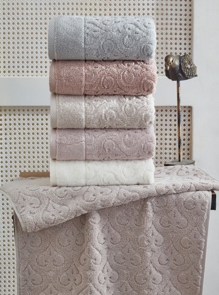 Scroll-pattern towels from the textile collection